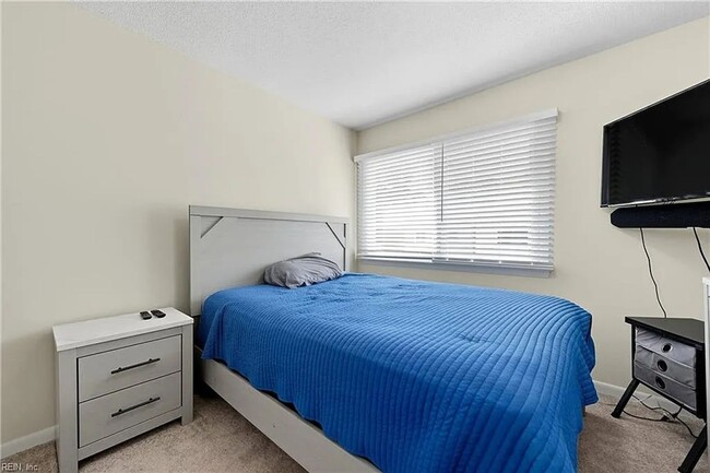 Building Photo - Updated 3BR Townhome — Assigned Parking, HOA Included, Military Welcome. Move in by March 31st an...