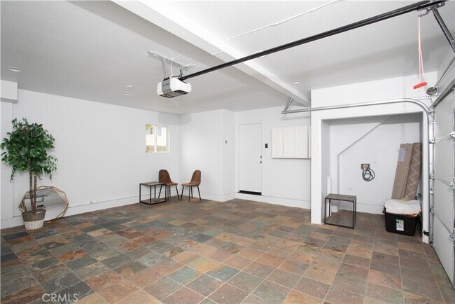 Building Photo - 1425 Crown Cir