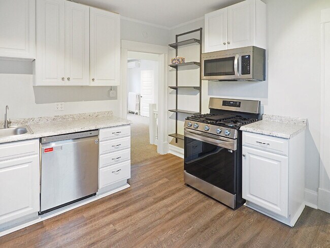 Building Photo - 3 Bedroom in the Heart of Uptown (Pets welcome)