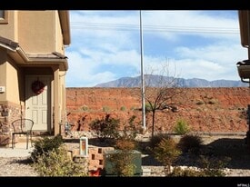 Building Photo - 1000 E Bluffview Dr