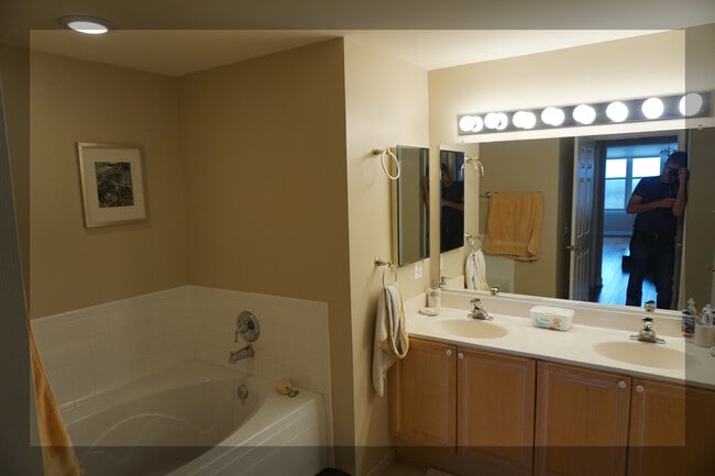 Master bath w/tub & shower - 11776 Stratford House Pl