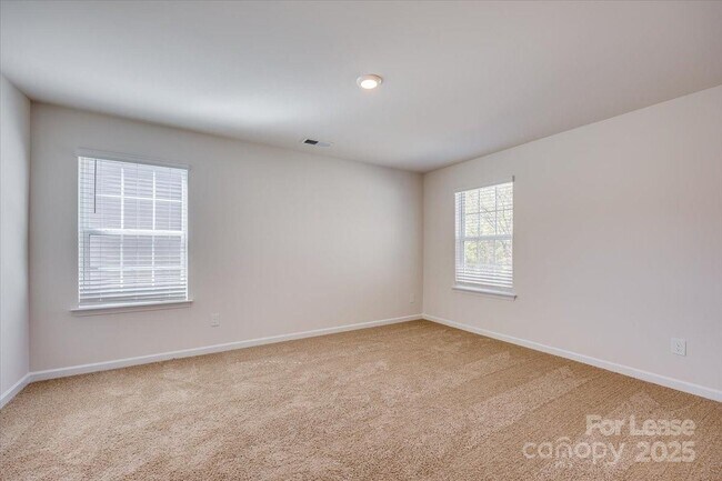 Building Photo - 587 King Clover Ln