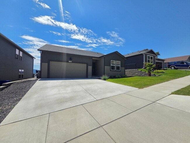 Building Photo - $2,700 - 3 Bed / 2 Bath Gorgeous Single Level Home with Beautiful Views