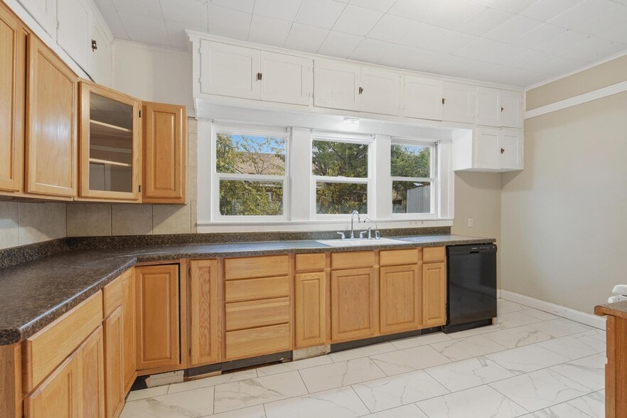 Building Photo - 1341 Hickory St