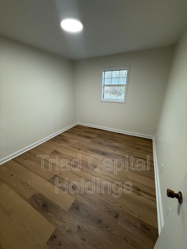 Building Photo - 704 Pine St