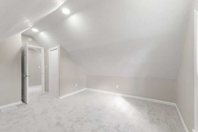 Building Photo - 607 Riverside Ave