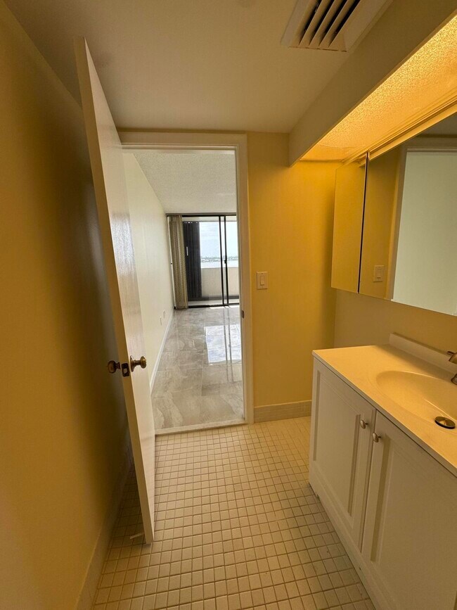 Building Photo - 5200 N Flagler Dr