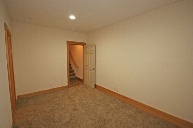 Building Photo - 3 bedroom 3.5 bath town home