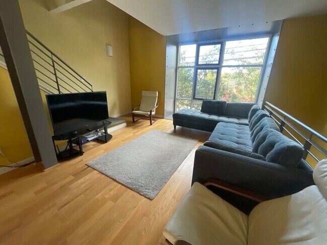 Building Photo - Spacious 3 bedroom / 2.5 Bath Apartment in...