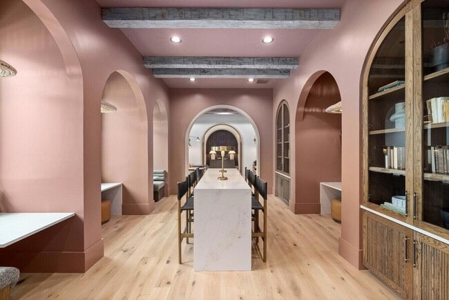 Building Photo - 3812 W Montague Ave