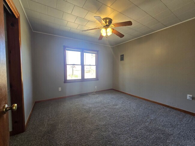 Building Photo - 3 bed 1 bath in Tecumseh!