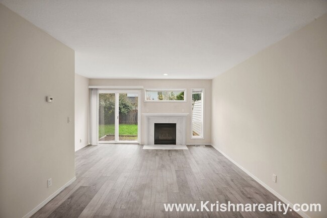 Building Photo - Gorgeous 3 BD* 2.5 BA* Updated Duplex Located in Historic Orenco in the Elk Meadows Community! *S...