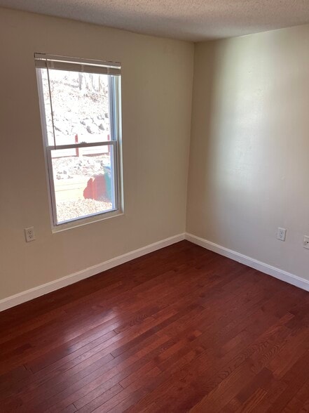 Small bedroom - 33 White St