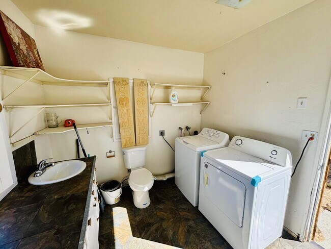 Building Photo - 4 bedrooms, 2 kitchens, 2.5 bathrooms, lau...