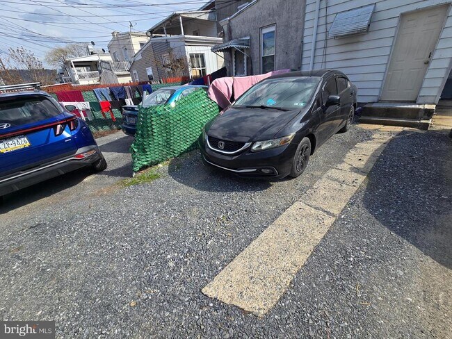 Building Photo - 147 W Douglass St