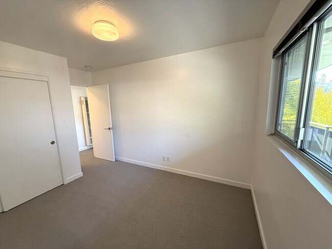 Building Photo - 500 Red Hill Ave