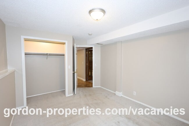 Building Photo - NE 22nd Ct - Gresham 4 bedroom split level home