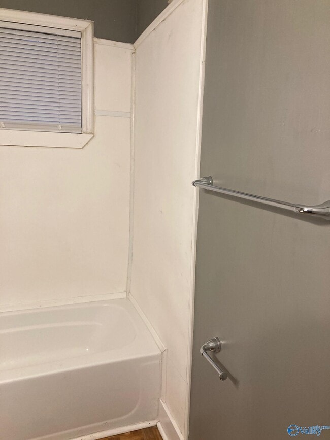 Building Photo - 702 Mastin Lake Rd NE