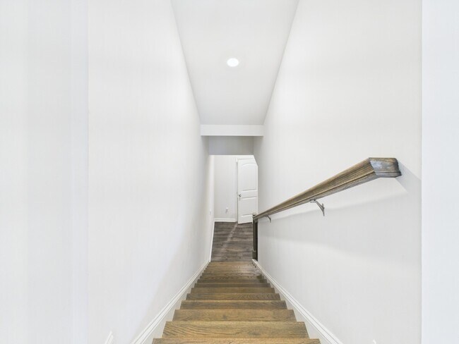 Building Photo - 3 Bed, 3.5 Bath, Finished Basement room, 2 car garage, walkable to Woodstock Middle and High scho...