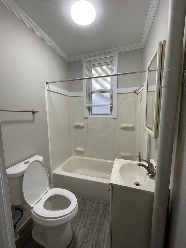 Building Photo - 1428 Grove St