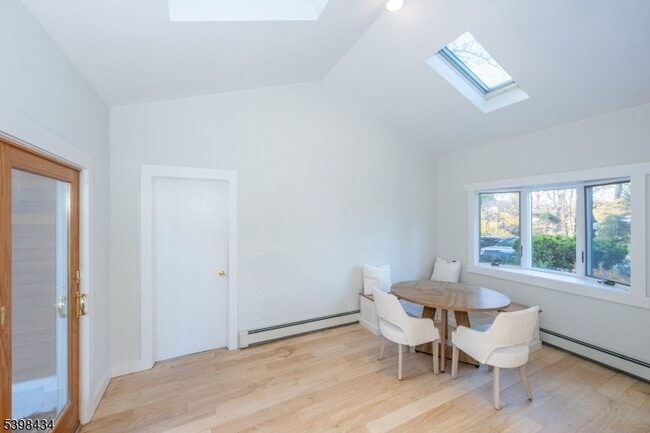 Building Photo - 7 Oak Tree Ln