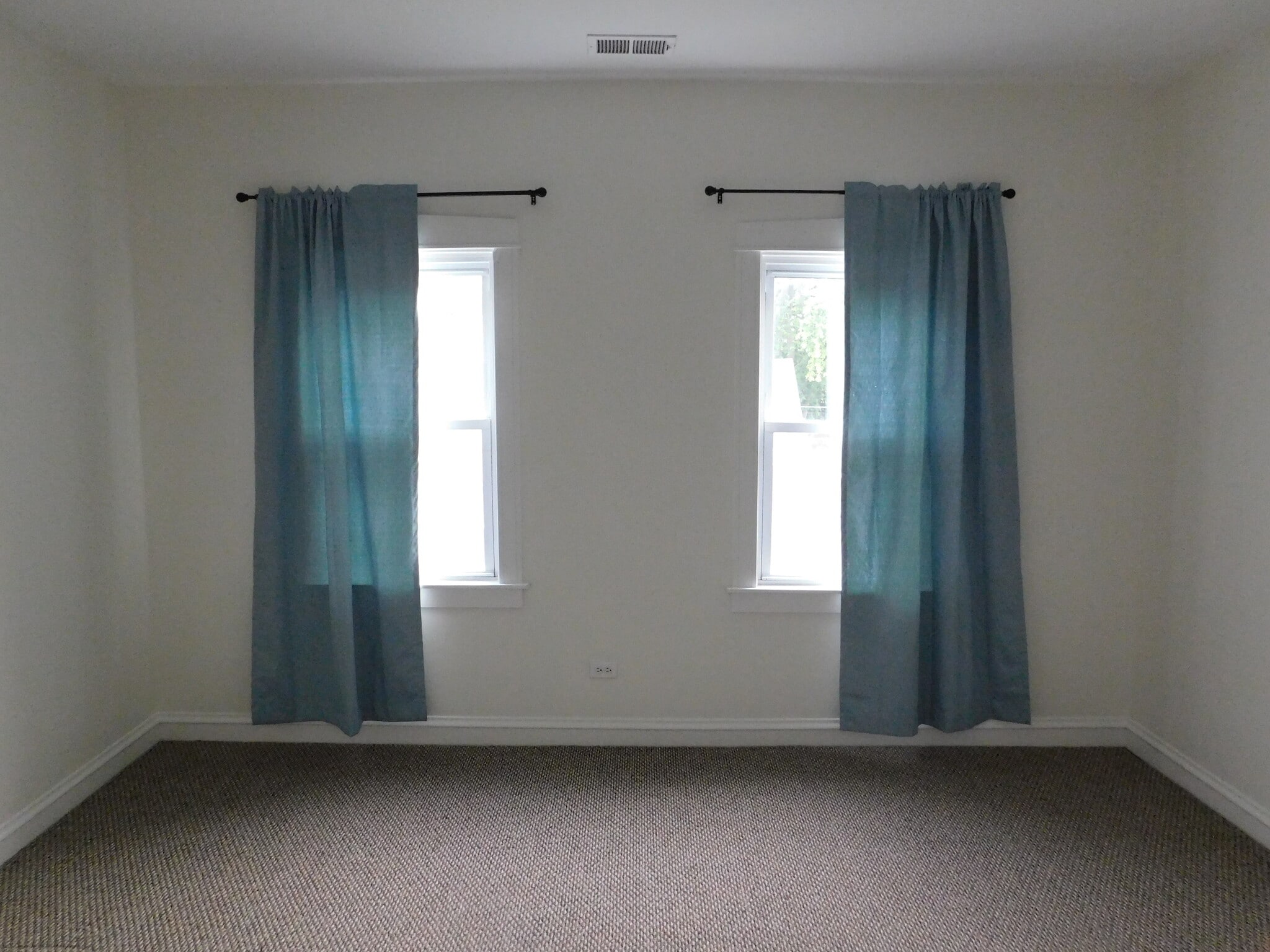 3rd bedroom. Could also be used as a formal dining room or office. - 1566 Dewey Ave