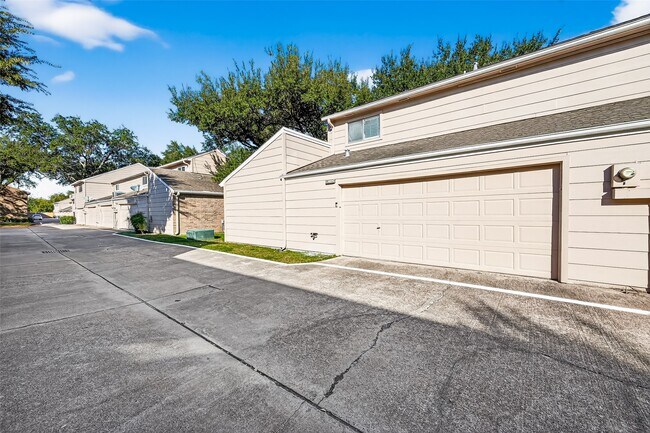 Building Photo - 13925 Hollowgreen Dr