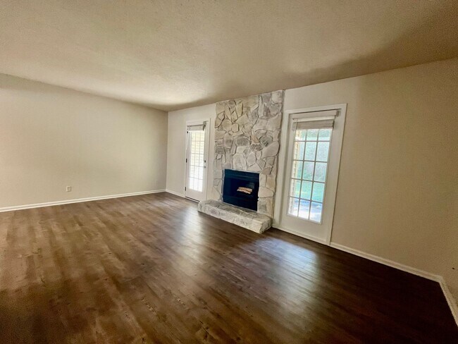 Building Photo - Charming 2 Bedroom Townhouse