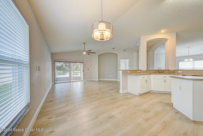 Building Photo - 1085 Sedgewood Cir
