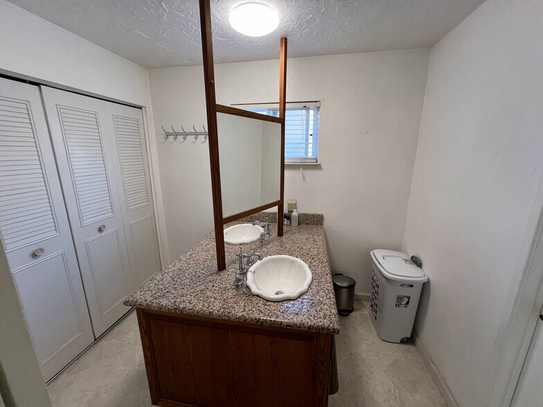 Master Bedroom Closet - 1642 Tahoe Dr