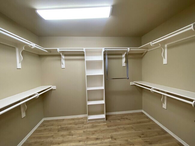 Building Photo - 413 Windmill Palm Dr