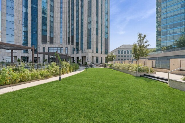 Building Photo - 99 Hudson St