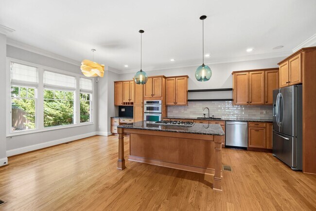 Building Photo - 520 Iverson Way