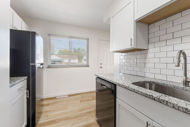 Building Photo - Updated 3 Bedroom Home for Rent with Garage & Fenced Yard