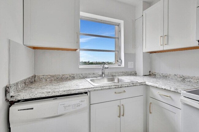 Building Photo - 2350 NE 14th Street Causeway