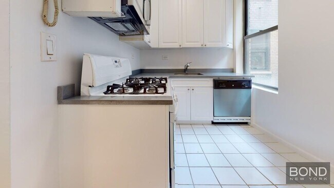 Building Photo - 55 W 55th St