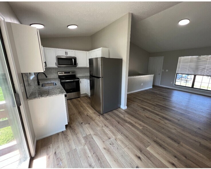 Building Photo - 1350 Manuka Dr