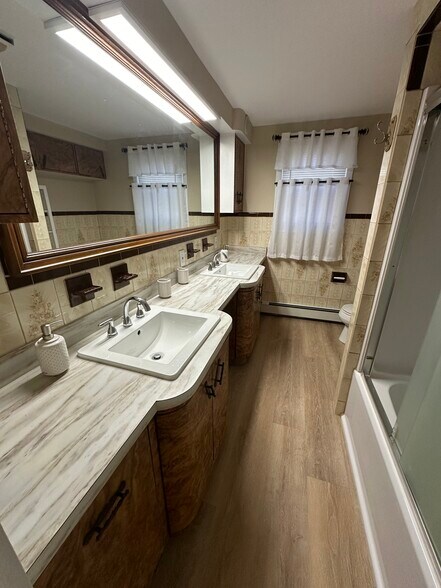 Shared Bathroom - 21 Radcliffe Ave