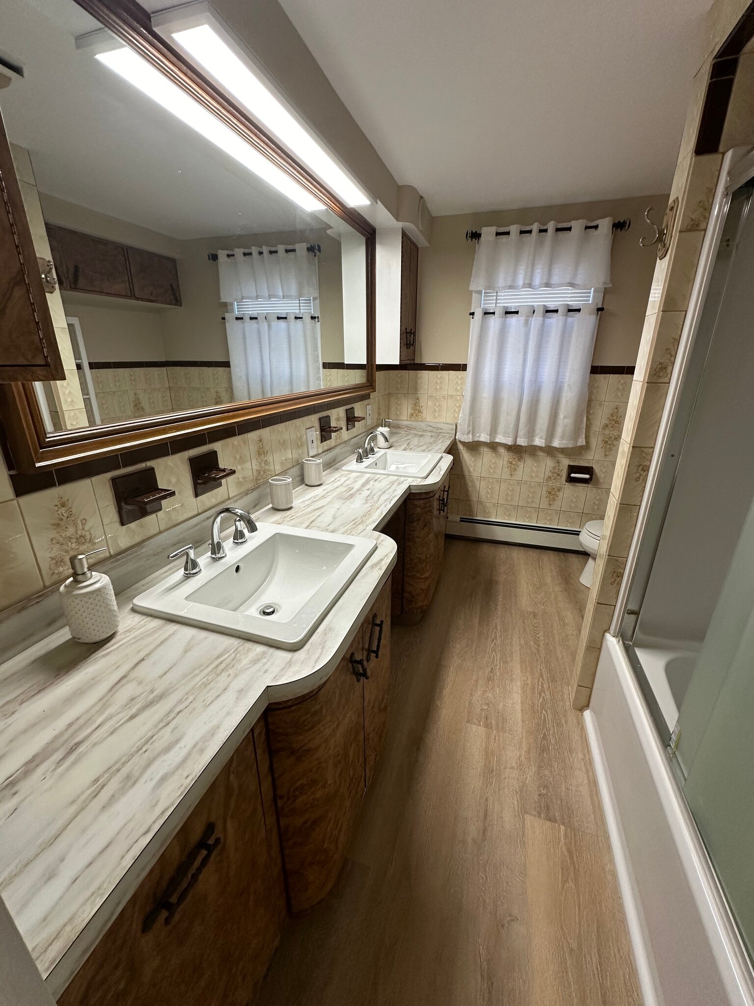 Shared Bathroom - 21 Radcliffe Ave