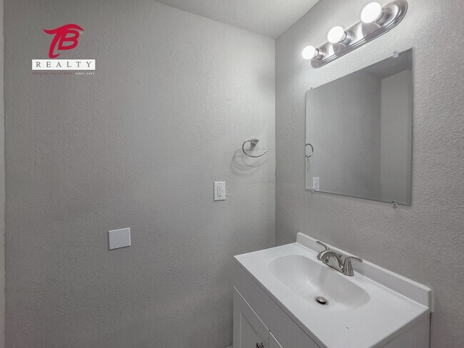 Building Photo - Charming and Newly Renovated 4-Bedroom Hom...