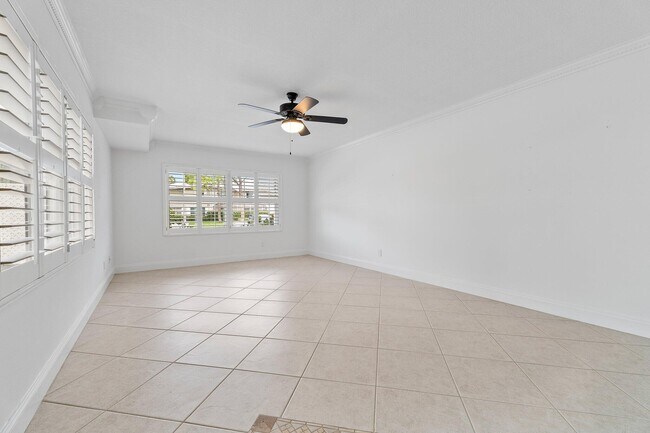 Building Photo - 2406 SW Danbury Ln