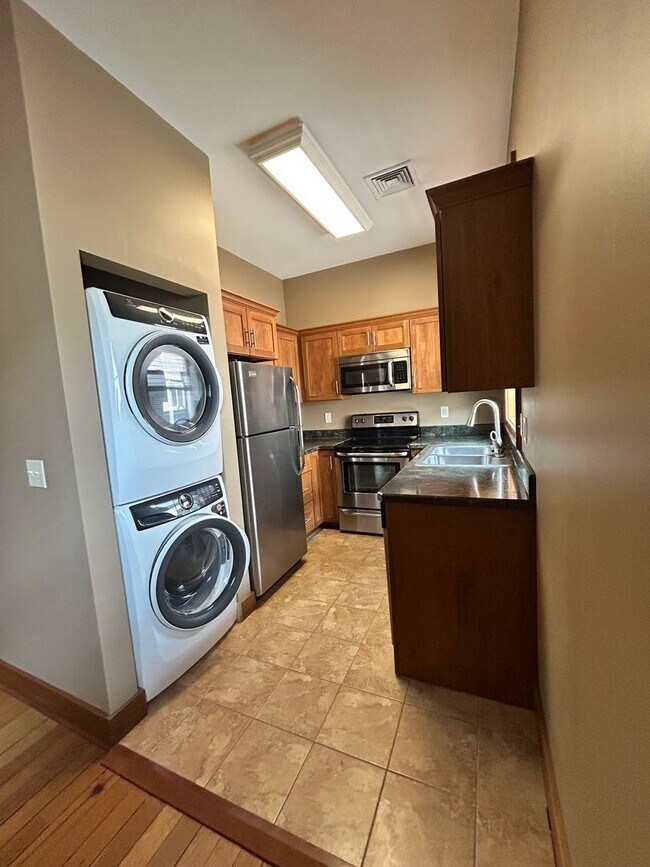 Building Photo - One Bedroom Apartment