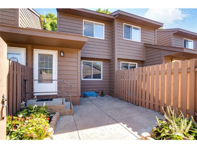 Building Photo - 2458 Crestwood Dr