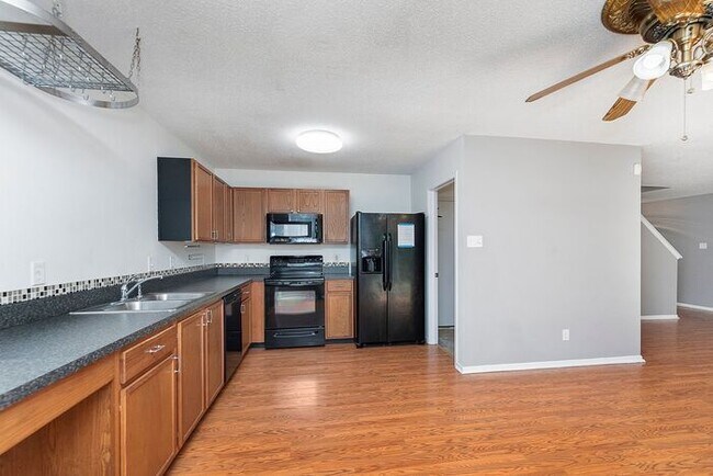 Building Photo - Great 3 Bedroom, 2 1/2 Bath Home in Cameron Meadows Subdivision!