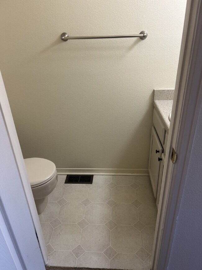 Building Photo - "Charming 2-Bed Condo Retreat with 2.5 Baths in Littleton - 1000 Sq Ft of Comfort!"  Available Now!