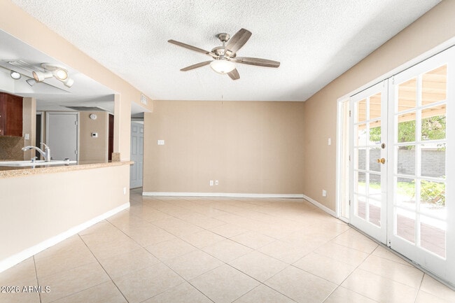 Building Photo - 1049 E Carter Dr