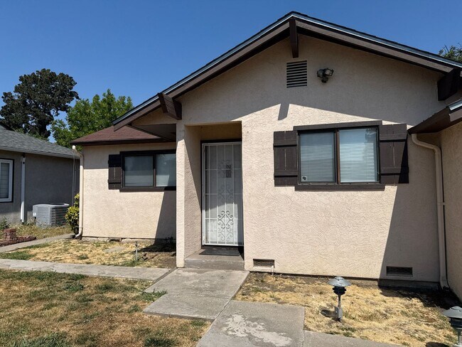 Building Photo - EPIC REA - Spacious 3BR/2BA House - Renovated - Updated Kitchen - Castro Valley