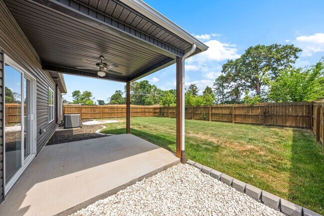 Building Photo - Pet Friendly Three Bedroom with Bonus!