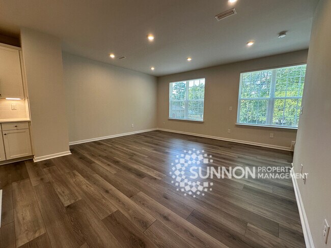 Building Photo - Beautiful 4 Bed 3.5 Bath Townhome minutes ...