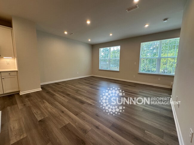 Building Photo - Beautiful 4 Bed 3.5 Bath Townhome minutes ...